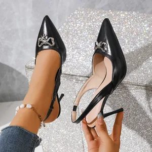 Vue détaillée d'élégants escarpins slingback noirs à bout pointu avec décoration de nœud