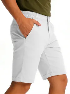 Seitenansicht der weißen, schnell trocknenden Golfshorts für Herren mit Taschendetail.