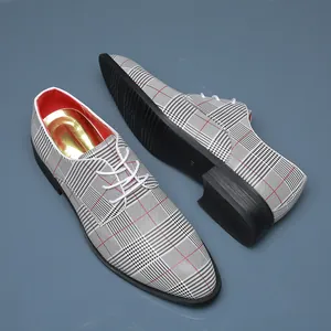 Detailansicht von Herren Business-Schuhen mit Karomuster und Goldfutter