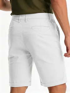 Rückansicht mit Tasche und Bund der weißen, schnell trocknenden Sporthose für Herren