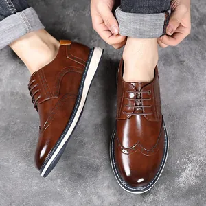 Draufsicht auf stilvolle braune Budapester Schuhe mit klassischen Lochmustern.