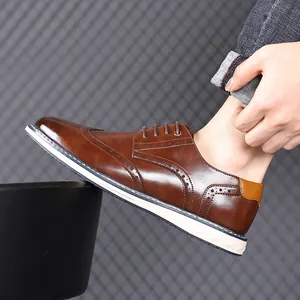 Nahaufnahme brauner Brogue-Lederschuh mit Wingtip-Detail und weißer Gummisohle.