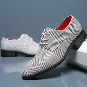 Detailansicht der karierten Business-Casual-Schuhe für Herren mit rotem Innenfutter