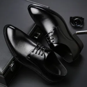 Classiche scarpe oxford in pelle nera da uomo per occasioni formali di lavoro e matrimoni