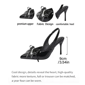 Détail des escarpins noirs à bout pointu avec boucle en perles et talon de 9 cm.