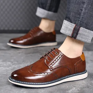 Nahaufnahme von stilvollen braunen Brogue-Lederschuhen mit weißer weicher Sohle