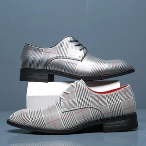 Detaillierte Ansicht modischer grauer Herren-Business-Schuhe mit Karomuster und Schnürung