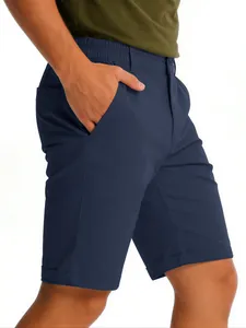 Detaillierte Seitenansicht der dunkelblauen, schnelltrocknenden Outdoor-Golf-Shorts für Herren.