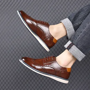 Seitliche Detailansicht brauner Brogue-Lederschuhe für Herren mit Schnürung