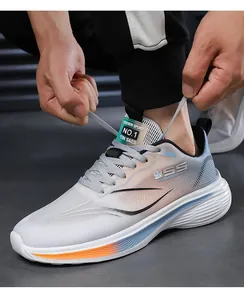 Détail d'une chaussure de course blanche respirante pour homme avec lacets en cours de nouage
