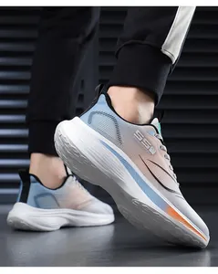 Gros plan détaillé de chaussure de course ultra-légère pour hommes avec maille