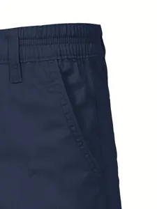 Detailansicht der dunkelblauen Cargo-Shorts mit elastischem Bund und Taschenstruktur