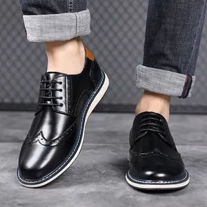 Nahaufnahme von stilvollen schwarzen Brogue-Schuhen für Herren mit klassischen Details.
