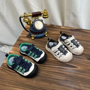 Vue détaillée de baskets en maille respirante pour enfants en bleu marine et beige