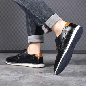 Nahaufnahme von eleganten schwarzen Brogue-Schuhen aus Leder mit braunem Fersendetail.
