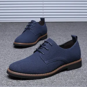 Chaussures décontractées élégantes en daim bleu marine pour hommes avec bout rond et lacets.