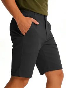 Detailansicht der schnelltrocknenden schwarzen Herren-Golfshorts mit Gummizug und Tasche.