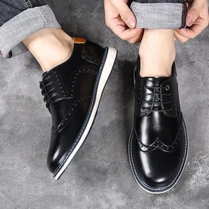 Draufsicht auf schwarze Brogue-Lederschuhe mit perforierten Wingtip-Details und Schnürung.