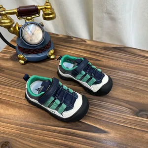 Vue détaillée des chaussures de sport en mesh respirant pour enfants sur bois