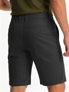 Detailansicht der schwarzen Herren-Cargo-Shorts mit Hintertasche, schnelltrocknend