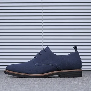 Vue latérale détaillée des chaussures derby en daim bleu marine pour hommes à lacets