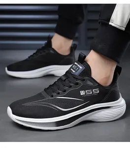 Vue latérale de chaussures de course noires légères pour hommes avec mesh respirant