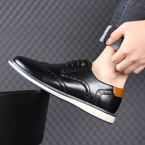 Seitenansicht von schwarzen Brogue-Lederschuhen für Herren mit weißer Gummisohle und Schnürung