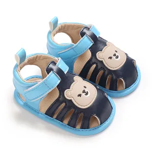 Detailansicht der niedlichen Bären-Applikation auf weichen Baby-Lauflernschuhen