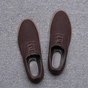 Chaussures décontractées en daim marron foncé pour hommes avec lacets en gros plan