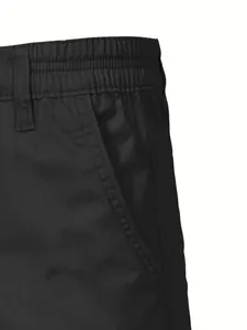 Detailansicht des elastischen Bundes und der Tasche an schwarzen Herren-Outdoor-Shorts