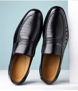 Detailansicht schwarzer atmungsaktiver Herren-Lederhalbschuhe mit elegantem Lochmuster