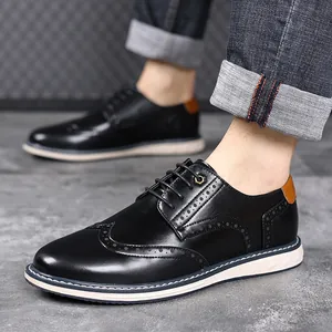 Nahaufnahme schwarzer Herren-Brogues mit klassischen Lochdetails und weißer Sohle