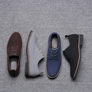 Vue de dessus de quatre couleurs de chaussures décontractées en daim pour hommes.
