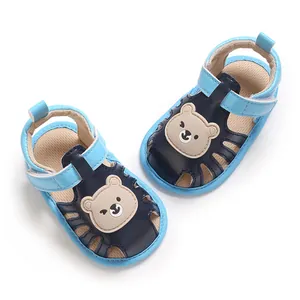 Blaue Baby-Sandalen mit Bärenmotiv und weicher rutschfester Sohle für Kleinkinder.