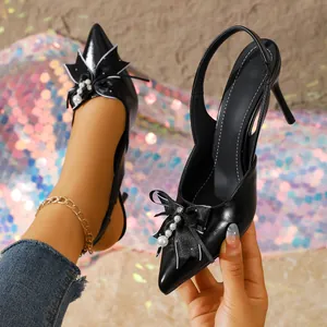 Élégantes sandales slingback noires à bout pointu et talon aiguille avec nœud et perles