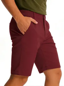 Detailansicht der burgunderroten, schnelltrocknenden Outdoor-Golfshorts für Herren