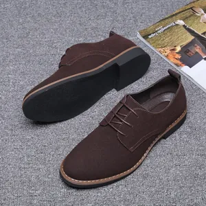 Vue de dessus de chaussures à lacets en daim marron pour hommes sur un sol gris texturé
