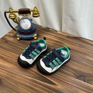 Vue détaillée des baskets respirantes pour enfants avec accents vert et bleu marine