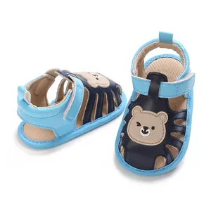 Detailansicht süßer Baby-Sandalen mit Bärenmotiv und weicher, rutschfester Sohle für Jungen.