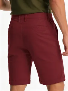 Detailansicht der Gesäßtaschen von burgunderfarbenen Herren-Golfshorts aus Schnelltrockner