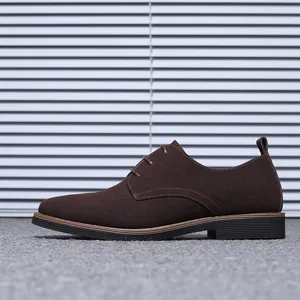 Vue de profil d'une chaussure à lacets en daim marron foncé avec semelle en caoutchouc.