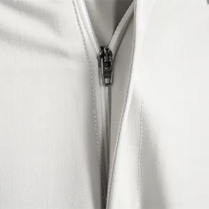 Vue détaillée d'une fermeture éclair YKK de haute qualité sur un pantalon décontracté