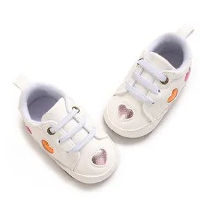 Chaussures bébé fille en similicuir blanc avec des motifs de cœurs roses brillants