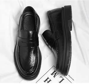Detailansicht klassischer schwarzer Leder-Loafer mit poliertem Finish und dicker Sohle