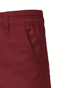 Nahaufnahme von burgunderroten Outdoor-Cargoshorts mit elastischem Bund und Tasche.