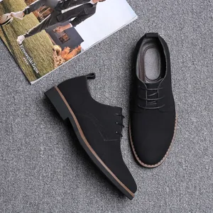 Détail macro de chaussures décontractées en cuir mat noir à lacets pour les hommes