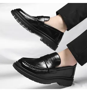 Nahaufnahme von stilvollen schwarzen Herren-Loafers aus Leder mit dicker Sohle und Riemen