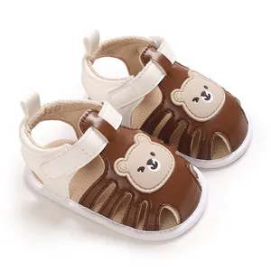 Süße Baby-Sandalen mit Bären-Motiv und einer weichen, rutschfesten Sohle für Kleinkinder