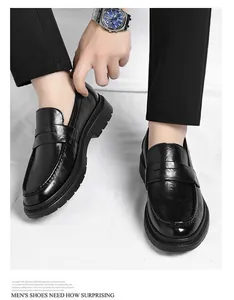 Detailansicht der schwarzen Herren-Loafer aus Leder zum Hineinschlüpfen mit dicker Sohle.