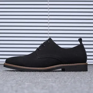 Vue latérale de chaussures décontractées en daim noir pour hommes à lacets.